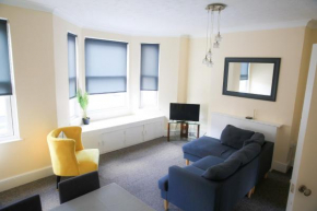Contemporary 2 Floor Flat with Sea Views!